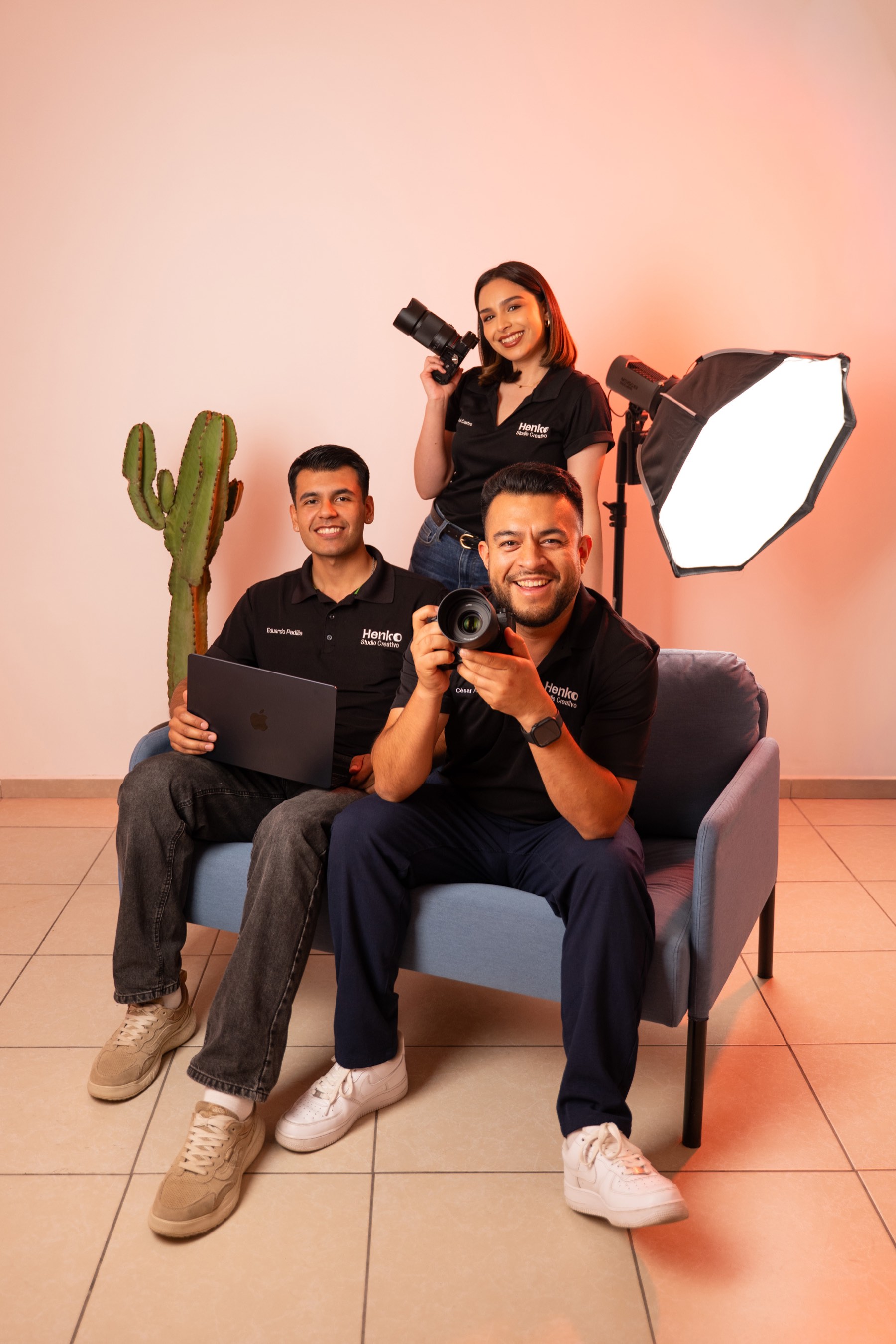 Equipo de Henko Studio Creativo grabando producción audiovisual en Tijuana, Baja California